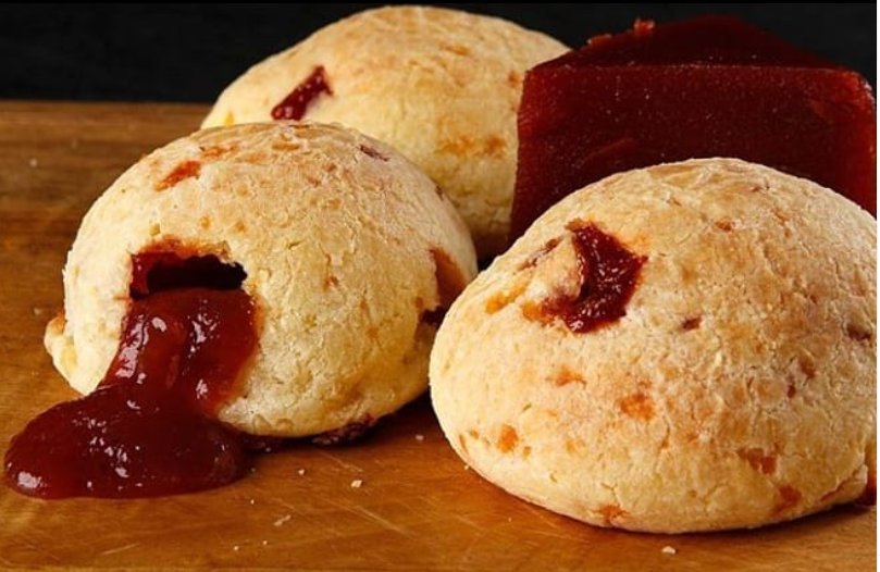 Pão de queijo recheado